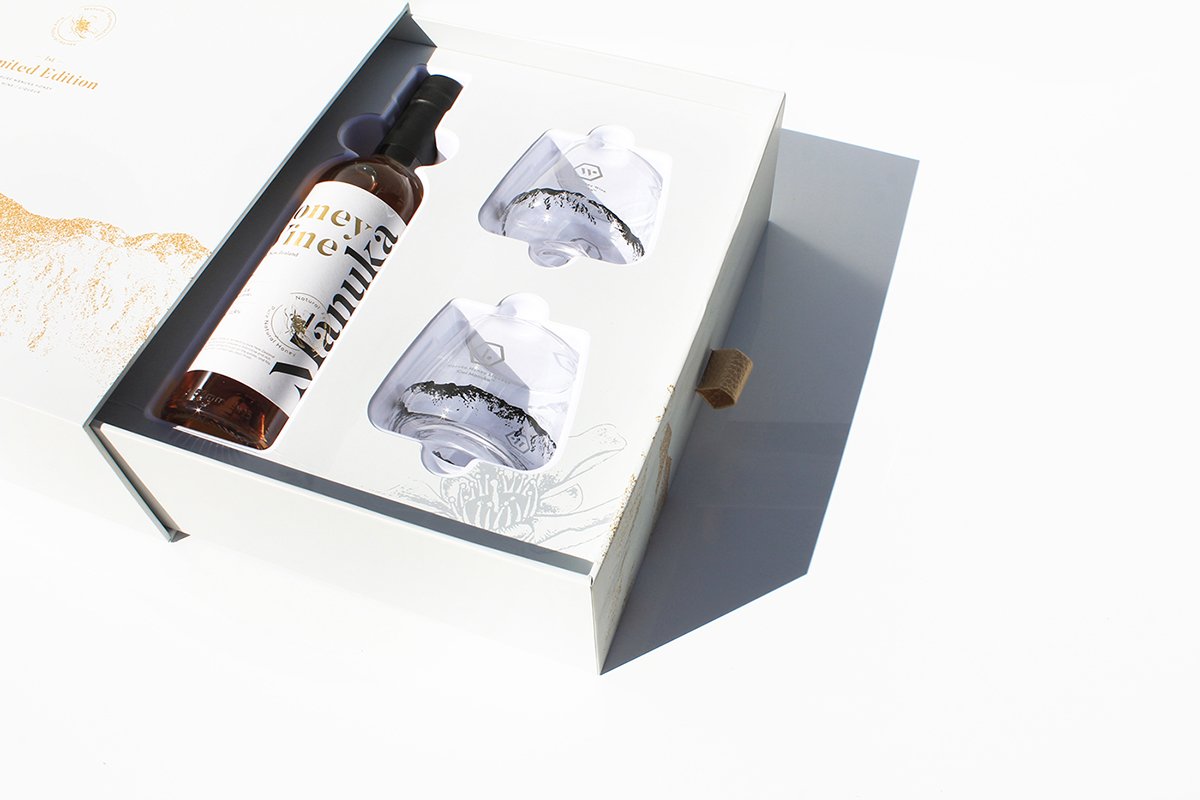 MānukaHoney蜂蜜风味葡萄酒品牌包装设计欣赏，葡萄酒品牌，酒品牌设计，酒品牌策划，酒品牌全案策划，酒品牌形象塑造，深圳品牌设计，深圳品牌策划，深圳品牌全案策划，深圳品牌形象塑造，左右格局    